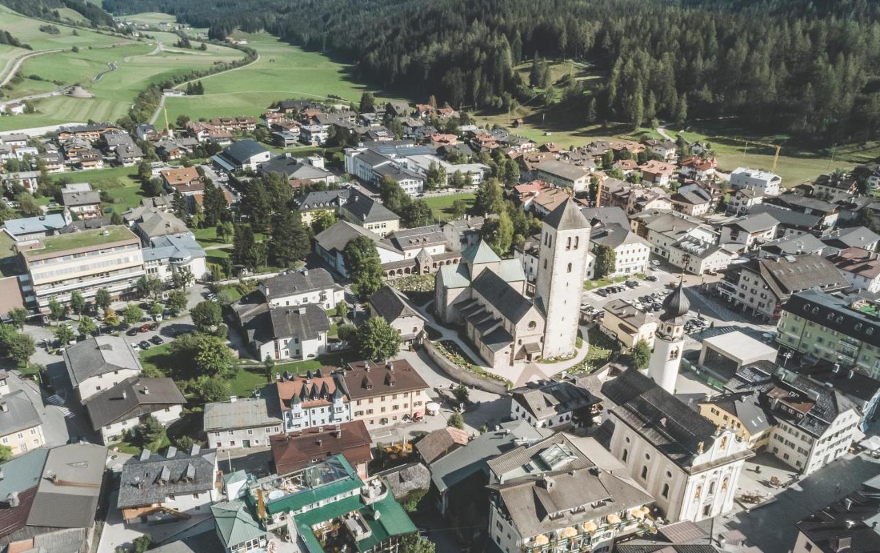 Hotel Villa Waldheim San Candido Bagian luar foto