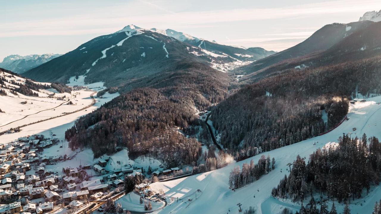 Hotel Villa Waldheim San Candido Bagian luar foto