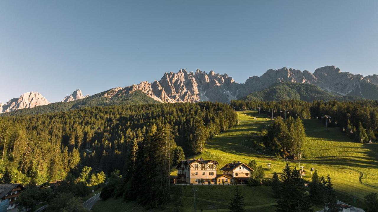 Hotel Villa Waldheim San Candido Bagian luar foto