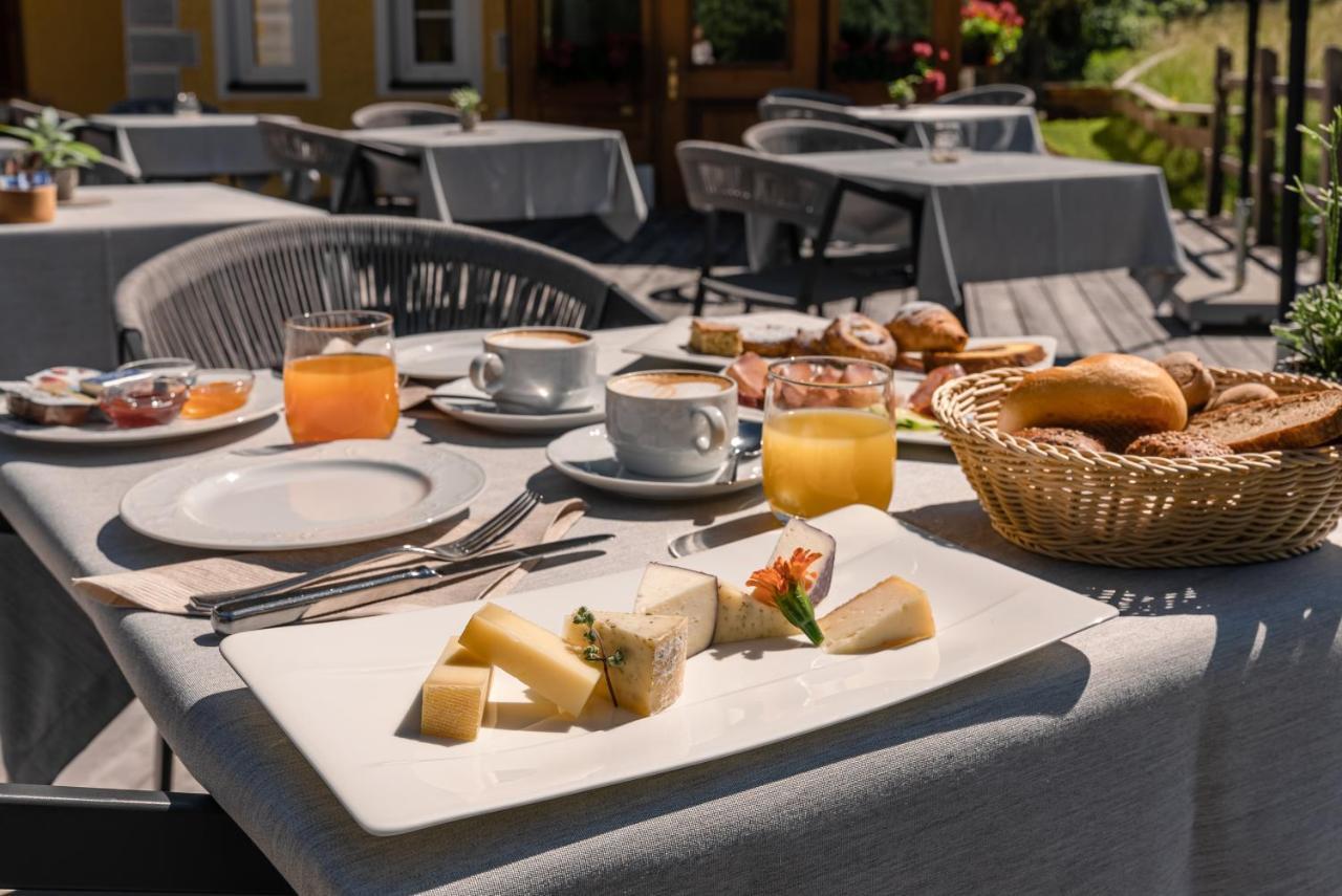 Hotel Villa Waldheim San Candido Bagian luar foto