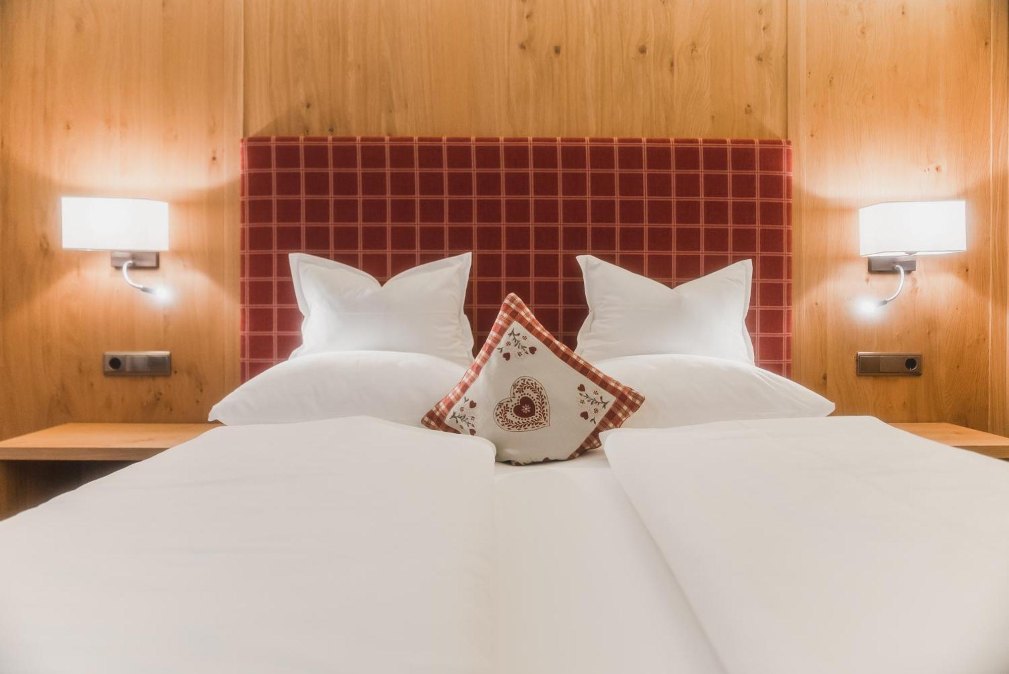 Hotel Villa Waldheim San Candido Bagian luar foto